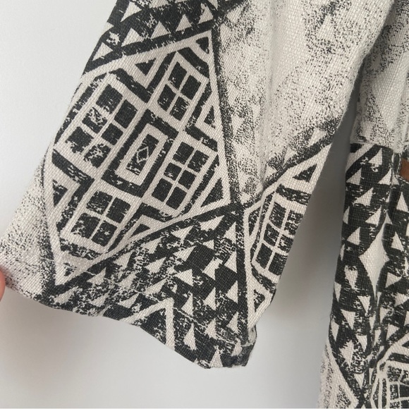 VERO MODA DENIM WHITE/GREY GEOMETRIC PATTERN TOP WITH BROWN SUEDE TRIM TOP, SM - Picture 3 of 13